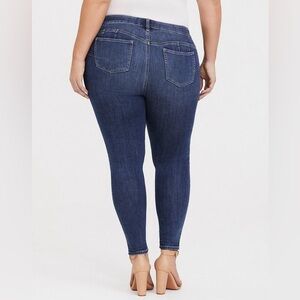 Torrid Women's Bombshell Skinny Jeans Premium Stretch Super Soft Size 24 Regular